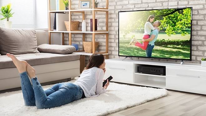 Apprenez à Regarder la TV sur Smart TV avec les meilleures méthodes pour un streaming rapide, stable et sans interruption.